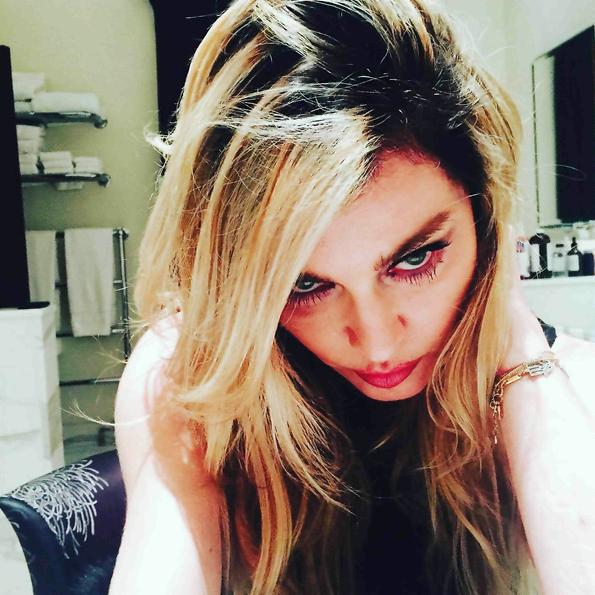 Madonna su Instagram fa scatenare i fan: “È tutta una questione di selfie?” Madonna scatena i fan, selfie su Instagram