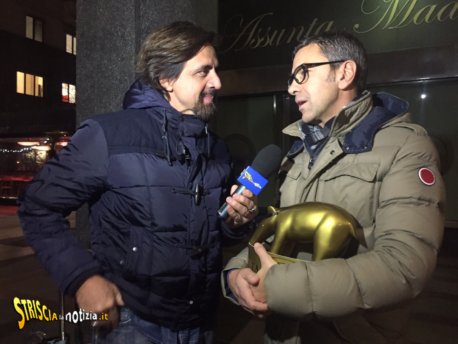 Un tapiro d’oro con gli occhiali a Costacurta per il litigio con Mihajlovic Billy Costacurta riceve il Tapiro D'oro a Striscia la notizia