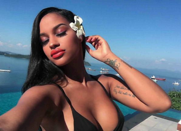 Fanny Neguesha: vacanze al mare con le amiche Fanny Neguesha