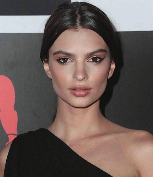 Emily Ratajkowski sensuale e apprezzata con quel décolleté Gossip, Emily Ratajkowski news