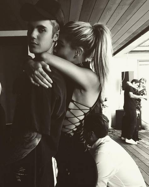 Justin Bieber dimentica Selena Gomez e bacia la nuova fiamma Hailey Baldwin Justin Bieber gossip news
