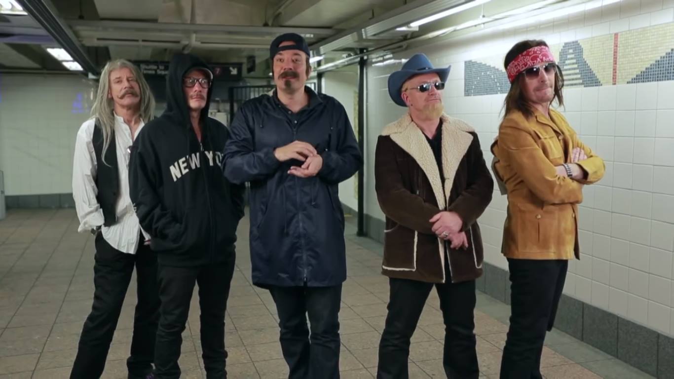 Gli U2 si esibiscono nella metropolitana di New York travestiti, ma vengono smascherati U2 a New York