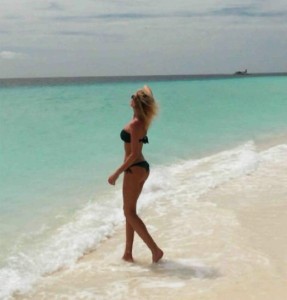 Alessia Marcuzzi in bikini alle Maldive: le foto