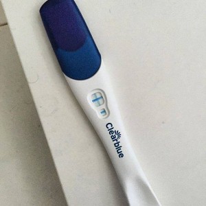 Bar Refaeli incinta, il test di gravidanza postato su Instagram: la foto