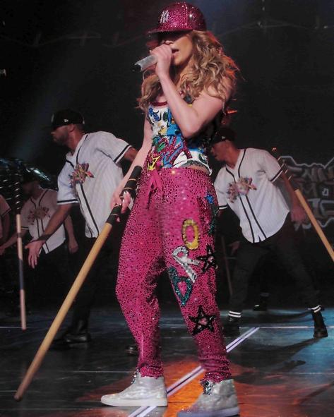 Jennifer Lopez sul palco outfit Versace
