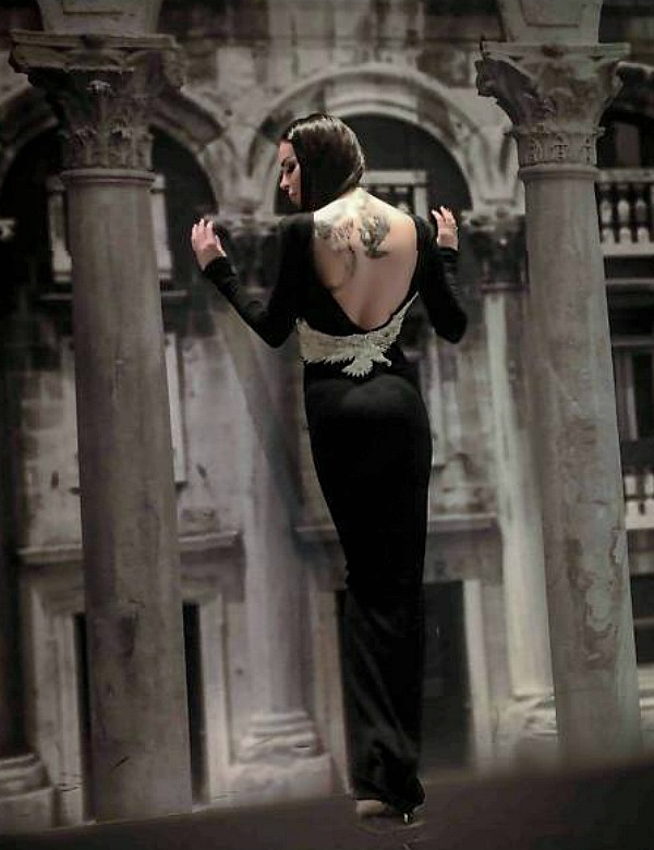 Nina Moric stupisce in abito da sposa, lasciando tutti senza fiato nina moric gossip