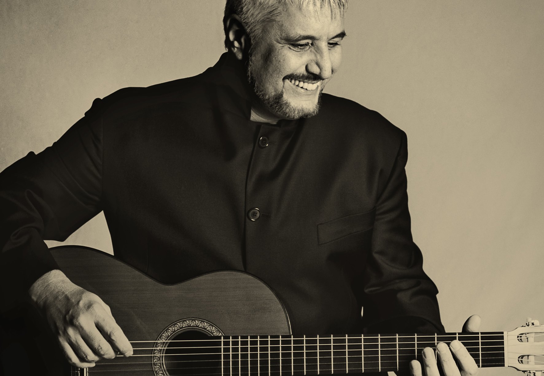 Pino Daniele: a un anno dalla scomparsa il ricordo dei fan e della sua Napoli Pino Daniele commemorazione del grande cantante napoletano