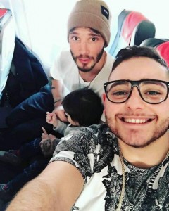 Stefano De Martino con Santiago e Rocco Hunt in treno verso Milano