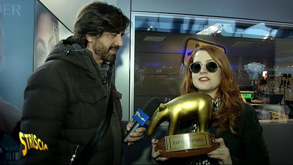 Striscia la notizia, Tapiro d’oro a Noemi per la sua canzone sanremese Noemi tapiro d'oro