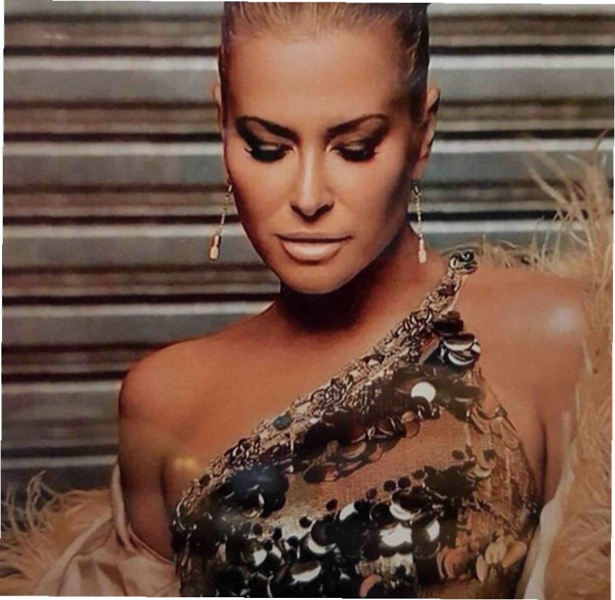 Anastacia posa e indossa con stile abiti firmati Blumarine anastacia blumarine