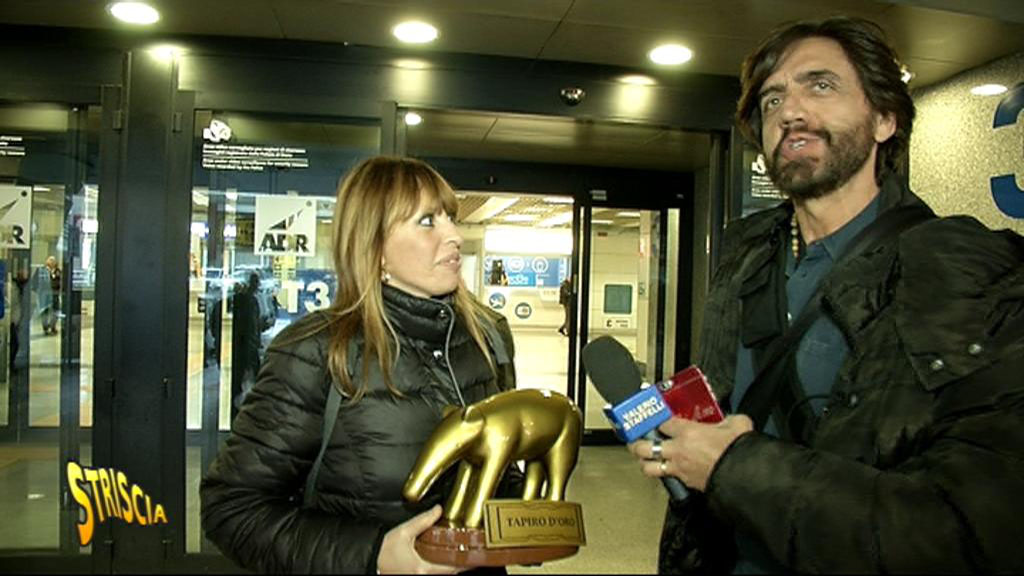 Striscia la notizia, tapiro d’oro a Alessandra Mussolini Alessandra Mussolini Tapiro d'oro a Striscia la notizia 26 febbraio 2016