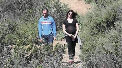 Anne Hathaway incinta a spasso con il pancione Anne Hathaway INCINTA