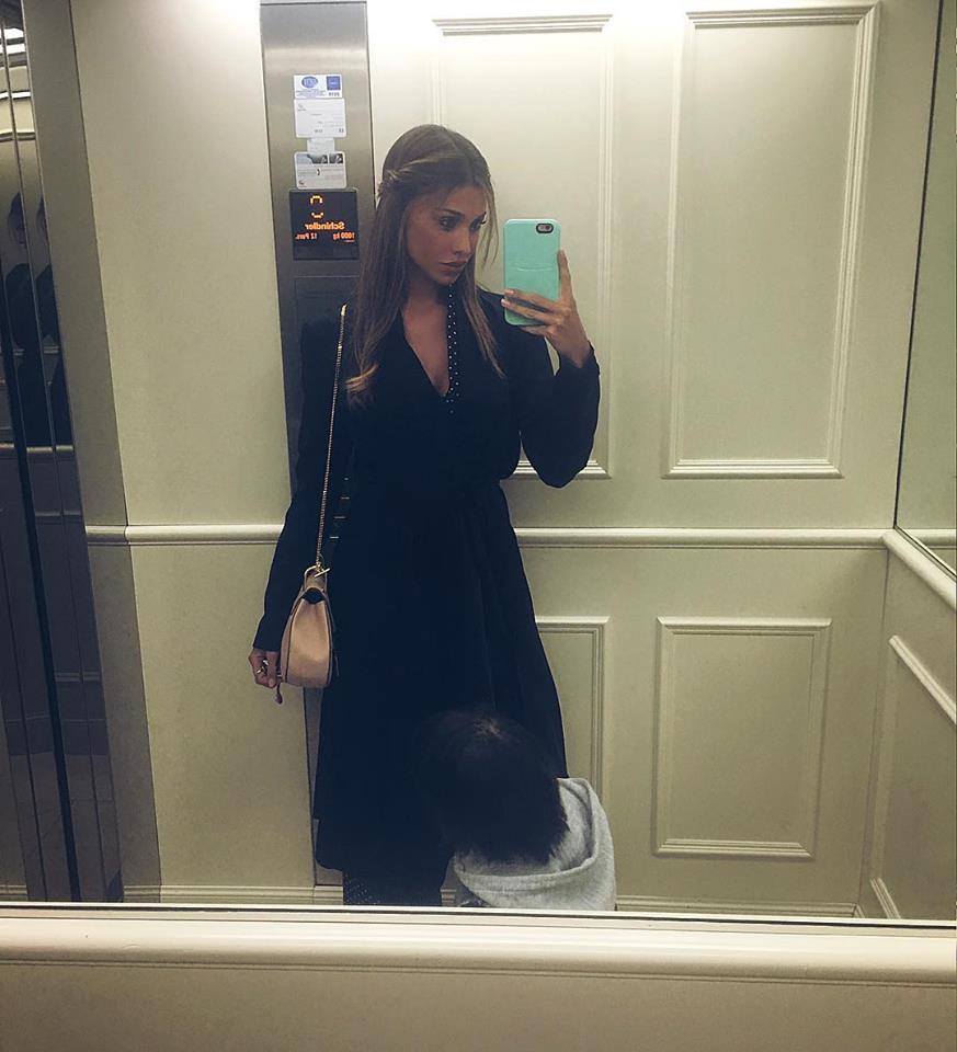 Belen Rodriguez selfie in ascensore