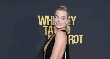 Margot Robbie memorabile, incanta con outfit décolleté di Valentino Margot Robbie
