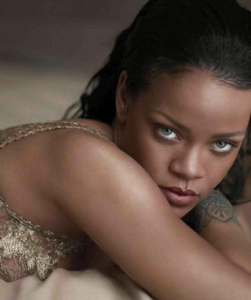 Rihanna simple and sweet per Vogue Rihanna Vogue