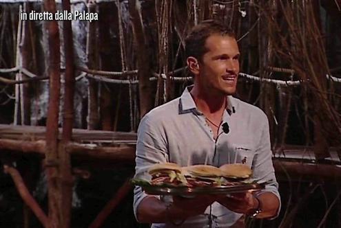 Isola dei Famosi 2016: successo per Alvin Superstar che accende il pubblico femminile alvin isola dei famosi 11 inviato