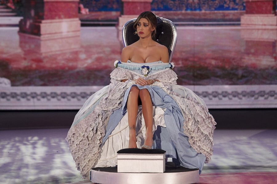 Belen Rodriguez Torta in faccia a De Martino correlata da una scarpata belen rodriguez piccoli giganti cenerentola scarpetta