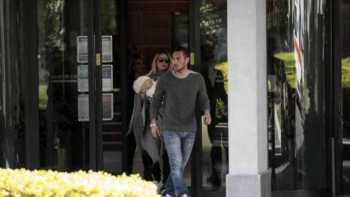 Ilary Blasi esce dalla clinica con Isabel in braccio e Francesco Totti ilary blasi e francesco totti escono dalla clinica con Isabel foto1