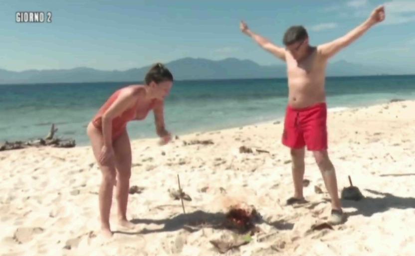Isola dei Famosi, il fuoco c’è, manca il cibo e iniziano gli screzi per la fame isola 2016