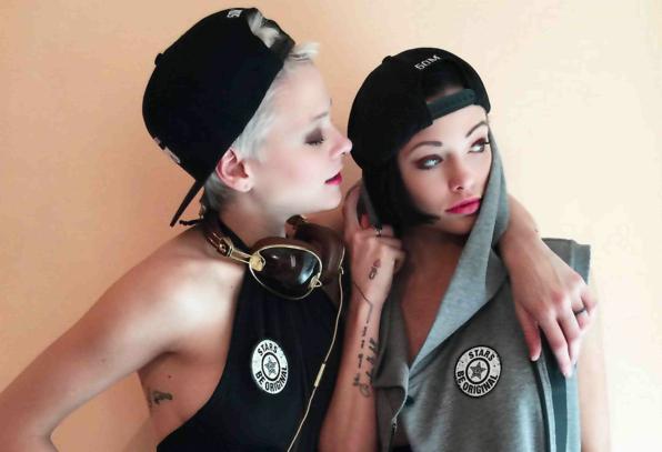 Silvia e Giulia Provvedi, le Donatella provocanti per Milano Bijoux le donatella Milano Bijoux
