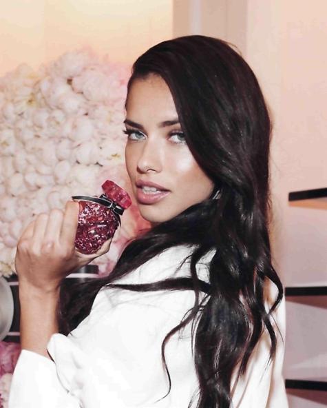 Adriana Lima testimonial profumo di Victoria Secret