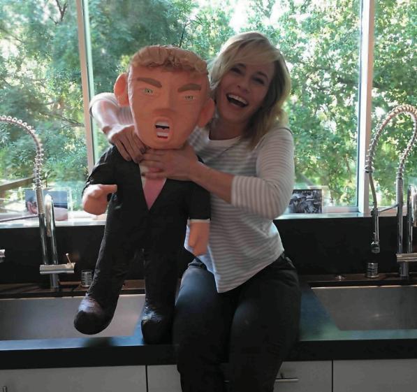 Chelsea Handler: cala i pantaloni e mostra il dissenso per Donald e finisce nel gossip chelsea handler,gossip,news,