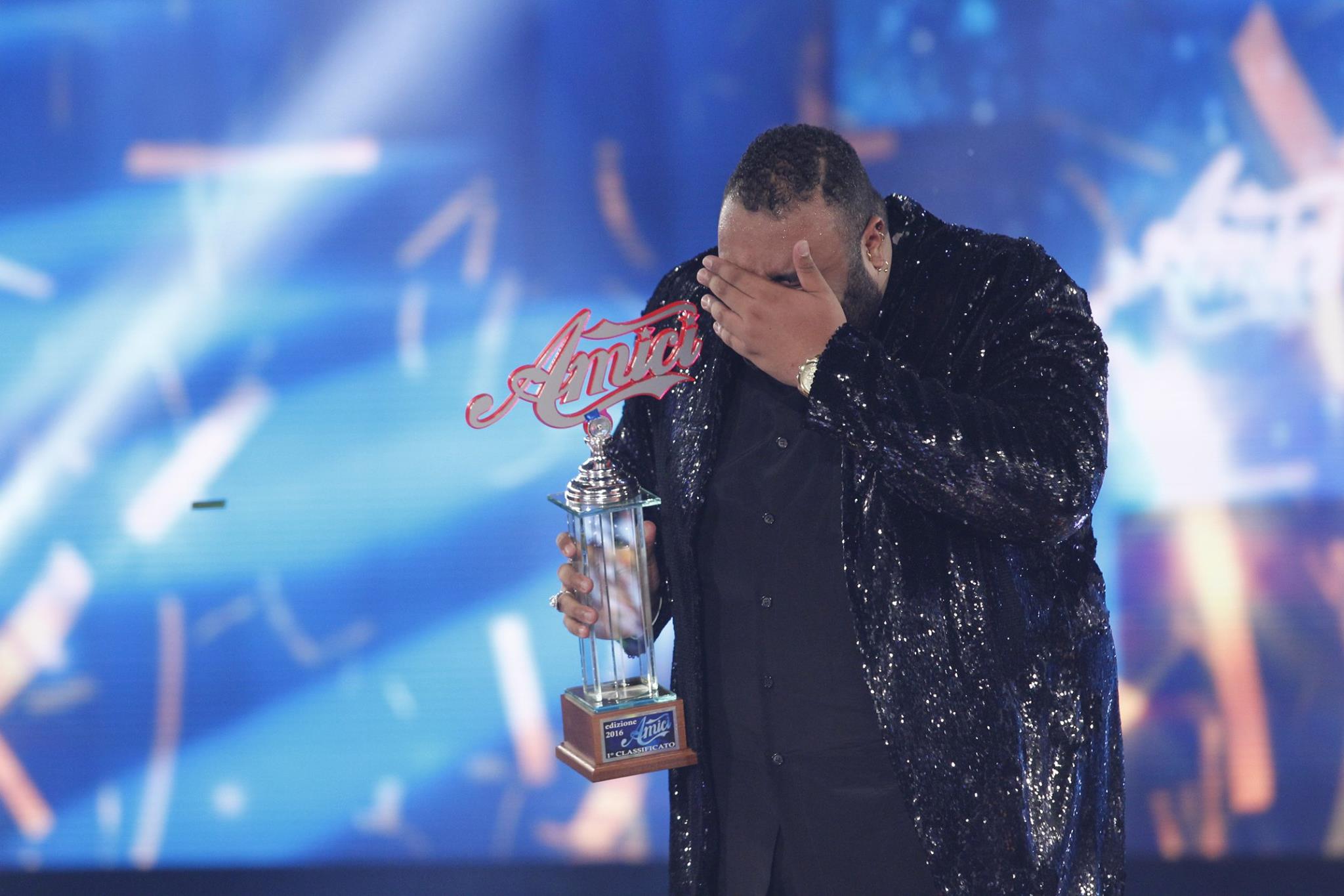 Amici 15: Il vincitore è Sergio Sylvestre, “The big boy” umile dal grande talento Sergio Sylvestre è il vincitore di Amici 15