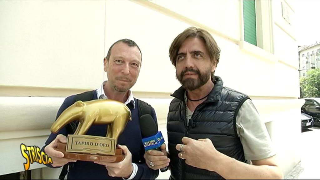 Gossip Striscia la notizia, Amadeus riceve il suo primo Tapiro d’oro Amadeus e Valerio Staffelli, primo Tapiro d'oro per il conduttore di Mezzogiorno in famiglia