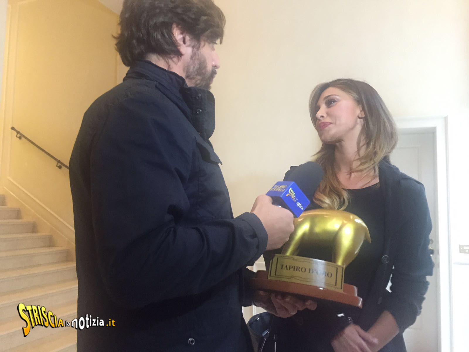 Gossip, Belen Rodriguez ritira il suo 21esimo Tapiro D’oro Valerio Staffelli consegna il Tapiro d'oro a Belen
