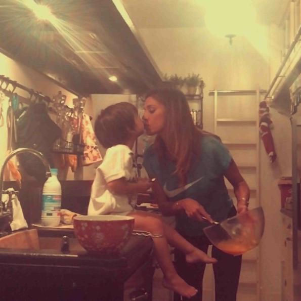 Belen Rodriguez e Santiago teneri baci in cucina 