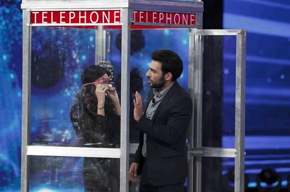 Edoardo Leo e Sabrina Ferilli in cabina telefonica