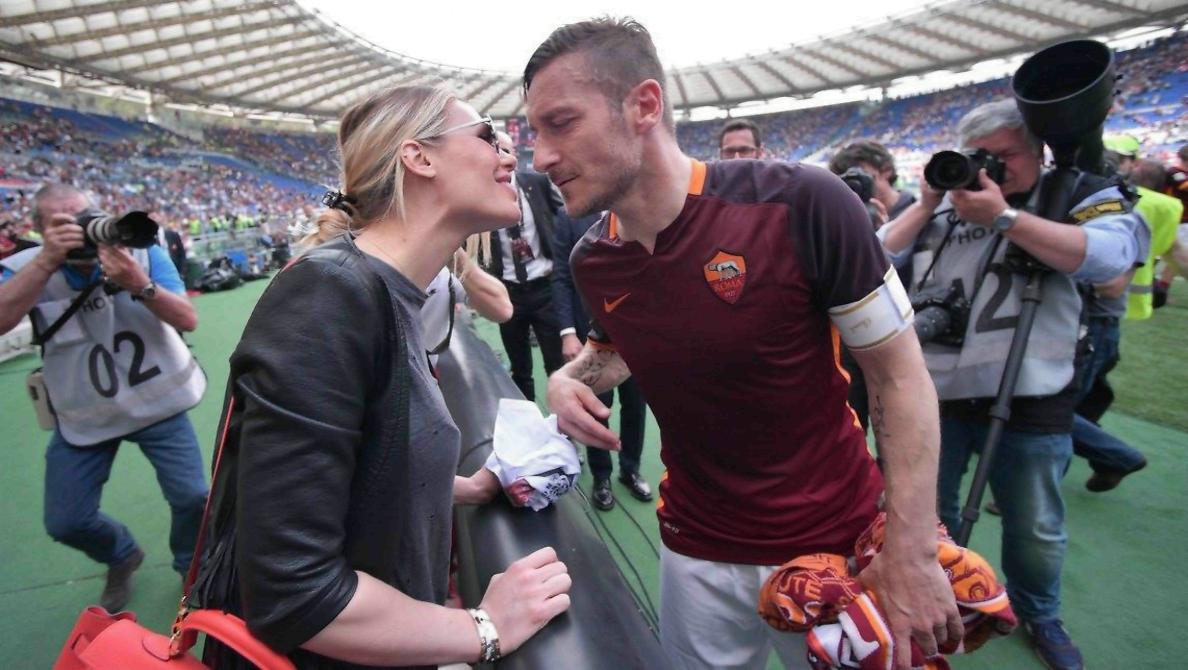 Gossip news – Ilary Blasi e il bacio a Francesco Totti per la 600esima francesco totti e ilary blasi, gossip