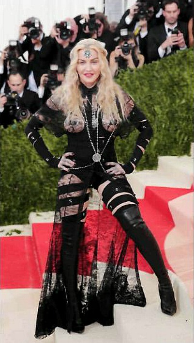 Il Met Gala di New York 2016 fa gossip, con il fondo schiena di Madonna in mostra madonna