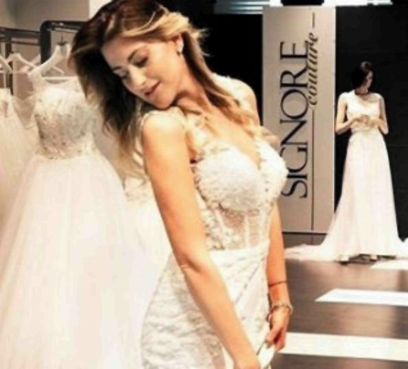 Gossip, Martina Stavolo di Amici 8 sposa in abito “Seduction Valeria Marini” Martina Stavolo abito da sposa Atelier Signore