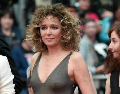 Valeria Golino seducente con outfit Valentino: ma dimentica qualcosa !! valeria golino