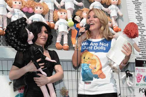 Jo Squillo e i Vip contro il Femminicidio: “We are not just Dolls” Jo Squillo contro il Femminicidio we are not just dolls