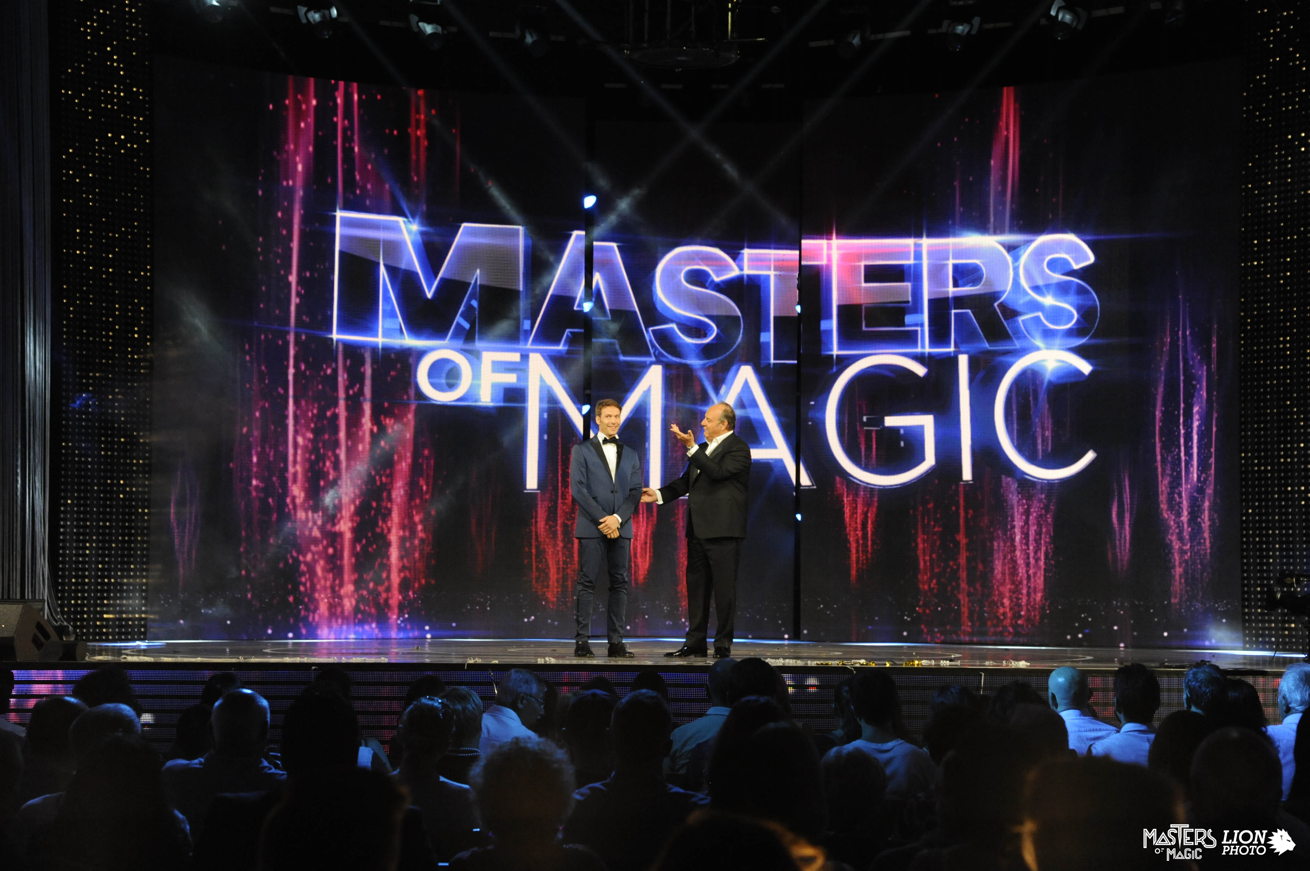 Masters of Magic, Gerry Scotti su Canale 5 conduce il campionato mondiale di magia Masters of Magic, Gerry Scotti,