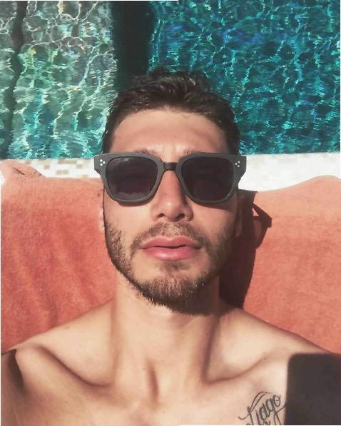 Stefano De Martino in piscina a Capri si rilassa al sole