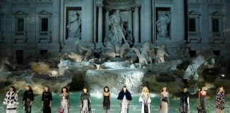 Fendi: sfilata suggestiva a Fontana di Trevi per i 90 anni Fendi 90 anni a fontana di trevi