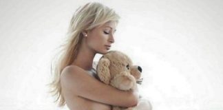 Gossip news Paris Hilton apre l’accappatoio davanti allo specchio Gossip, Paris Hilton news,