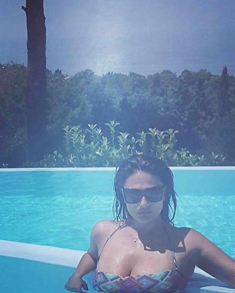 Maria Mazza in bikini a Capri