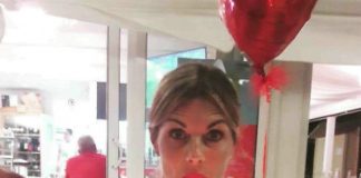 Martina Colombari compleanno particolare: torta, champagne e… Martina Colombari compleanno