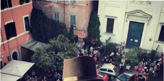 Renato Zero si esibisce da un balcone a Trastevere: “Vi ho cantato Rivoluzione, mettetela in atto. Vi amo” Renato Zero si esibisce da un balcone a Trastevere