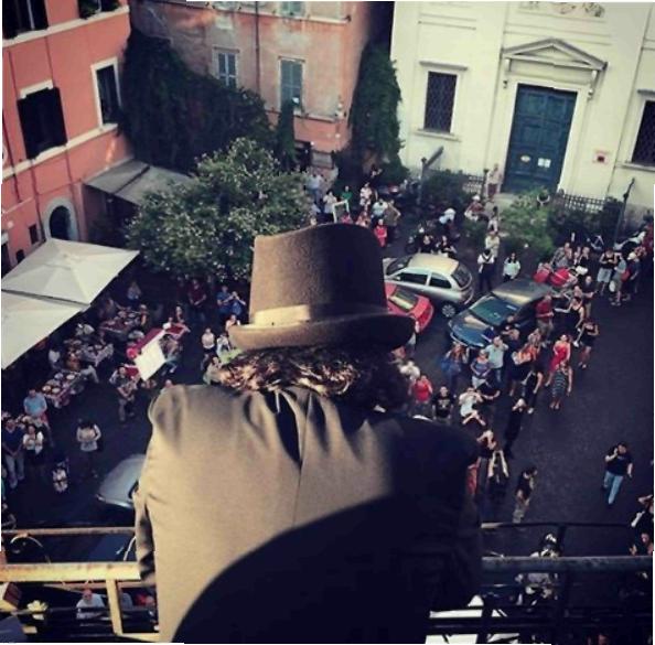 Renato Zero si esibisce da un balcone a Trastevere