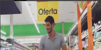 Stefano De Martino perfetto casalingo, fa anche la spesa