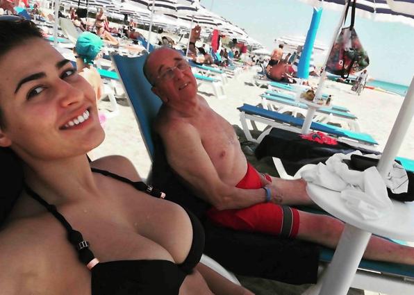 Alice Sabati in spiaggia con il nonno gossip news