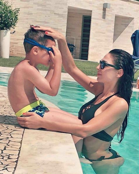 Anna Tatangelo in piscina con il figlio Andrea foto