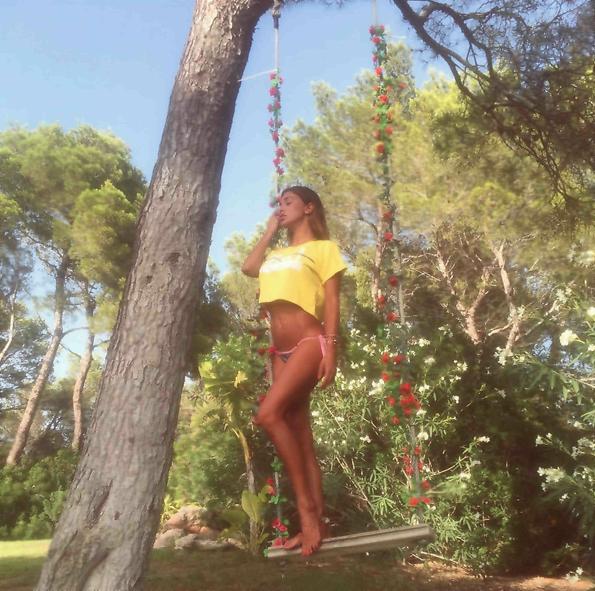 Belen Rodriguez a Ibiza sull'altalena immersa nei pensieri