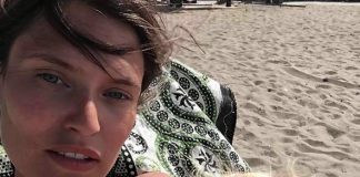 Gossip, Bianca Balti: brelfie su Instagram e si scatena il putiferio Bianca Balti allatta la figlia Mia in spiaggia