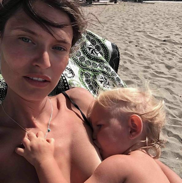 Bianca Balti allatta la figlia Mia in spiaggia